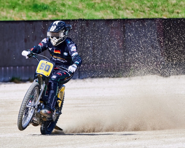 NI8_2073-480-mm-1-2000-s-26-04-11